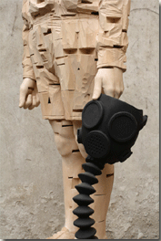 I forgot how the prayer ends di Gehard Demetz (2010, legno, 182x46x32 cm)