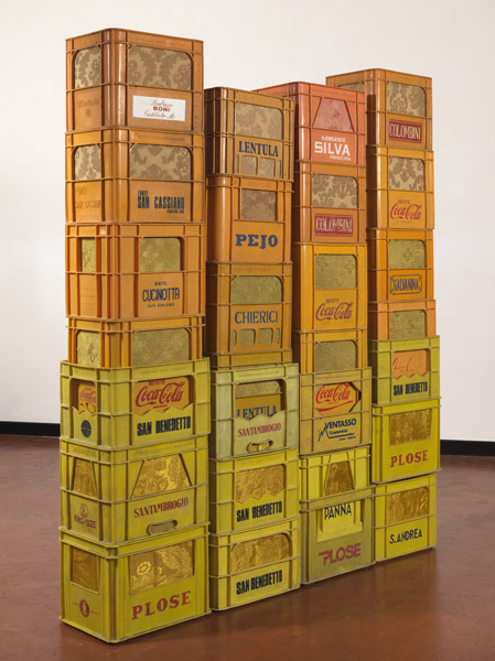 1.	Flavio Favelli, Silva, 2016, composizione di cassette con stoffa, cm 212x33x175. Foto Dario Lasagni Courtesy Studio Sales di Norberto Ruggeri, Roma 